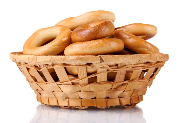 Savoureux bagels dans le panier, isolé sur blanc — Photo