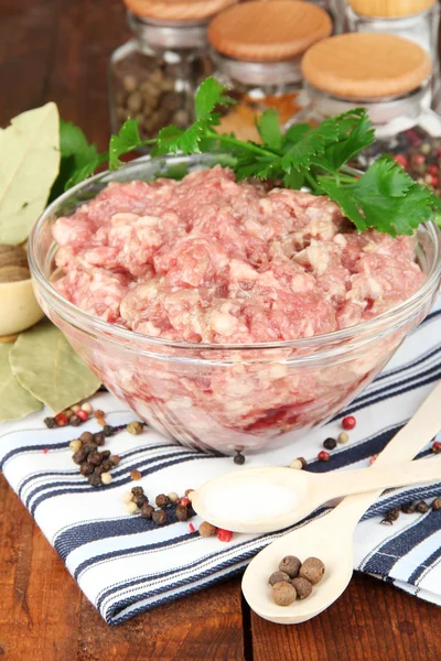 Cuenco de carne molida cruda con especias en mesa de madera — Foto de Stock