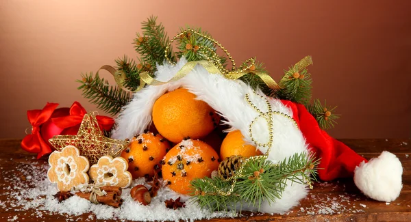 Composición navideña con naranjas y abeto en sombrero de Santa Claus —  Fotos de Stock