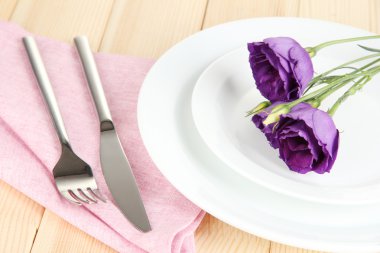 çiçek üzerinde parlak peçete yakın çekim yemek takımı