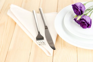 çiçek üzerinde parlak peçete yakın çekim yemek takımı