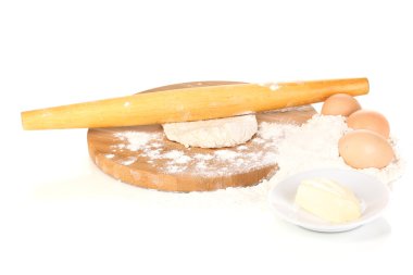 yumurta, un ve tereyağı yakın çekim üzerinde beyaz izole