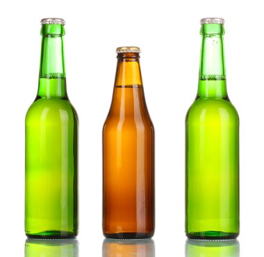 Üç şişe bira üzerine beyaz izole