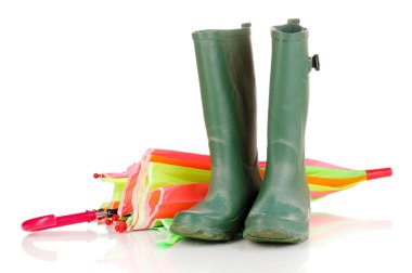 Yeşil gumboots ve üzerinde beyaz izole şemsiye