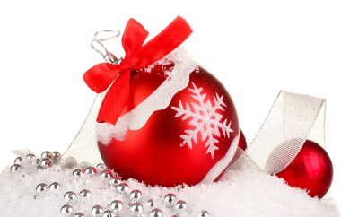 beyaz izole güzel parlak Noel topları karda,