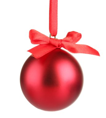 Güzel kırmızı Noel topu beyazda izole edilmiş.