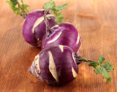 ahşap zemin üzerinde taze şalgam