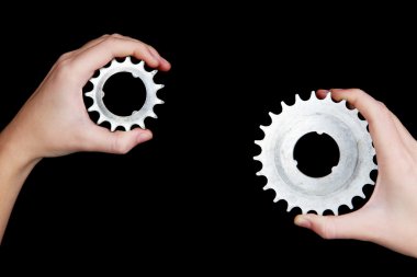 bir çift eski metalik cogwheels onun elinde tutan adam