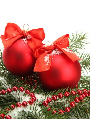 Noel topları ile üzerine beyaz izole kar köknar ağacı