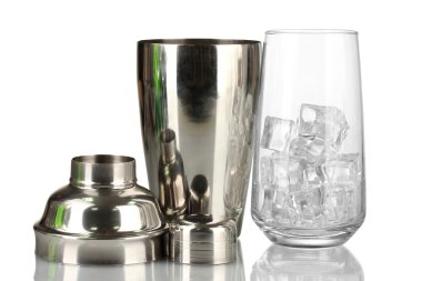 kokteyl shaker ve cam üzerine beyaz izole