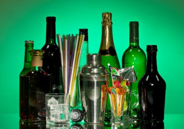 içecekler, kokteyl shaker ve renkli arka plan üzerinde diğer barmen ekipmanları