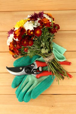 secateurs ahşap zemin üzerine çiçekli