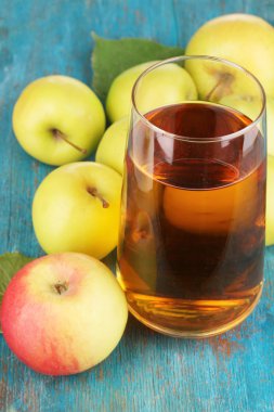 ahşap masa üzerinde elma ile yararlı elma suyu