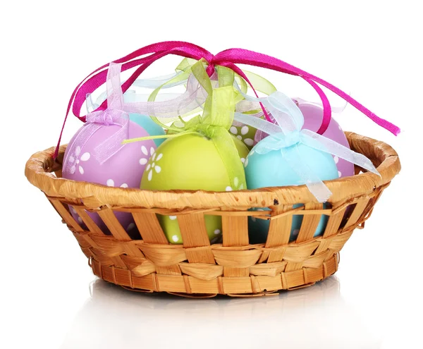 Oeufs de Pâques colorés dans le panier isolé sur blanc — Photo