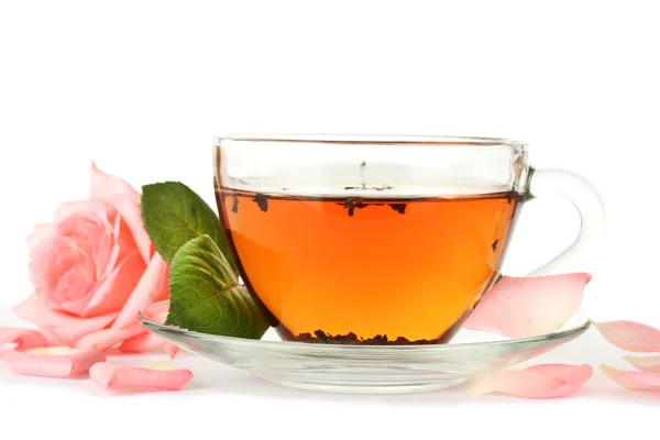 Чашка чаю з трояндою ізольована на білому — стокове фото