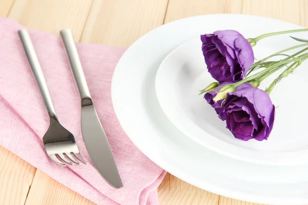 Louça de mesa com flor em guardanapo brilhante close-up — Fotografia de Stock