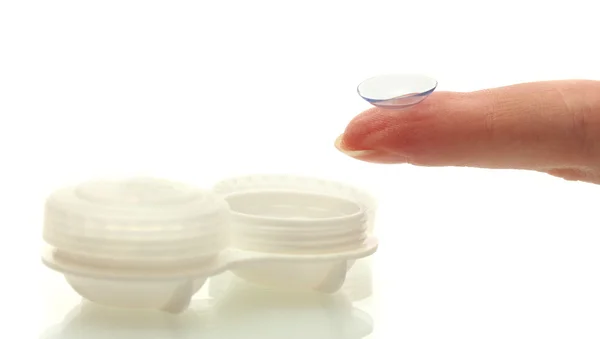 Kontaktlinse am Finger und Gehäuse isoliert auf weiß — Stockfoto