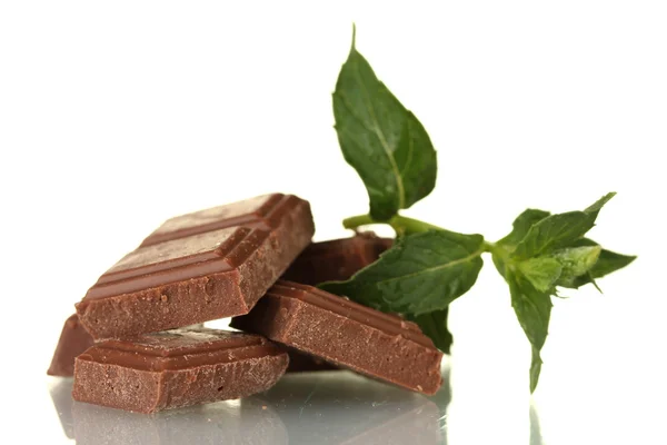 Pedaços de chocolate e hortelã isolados em branco — Fotografia de Stock
