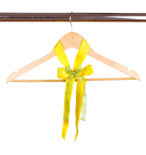 孤立在白色的木衣架上挂着的美丽黄色蝴蝶结 — 图库照片