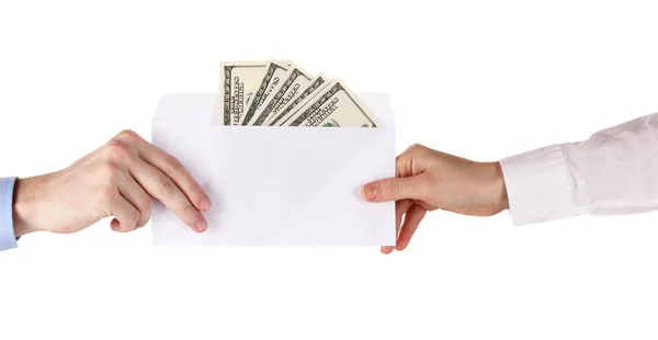 Ręka kobiety przechodzi kopertę z dolarów na białym tle — Zdjęcie stockowe