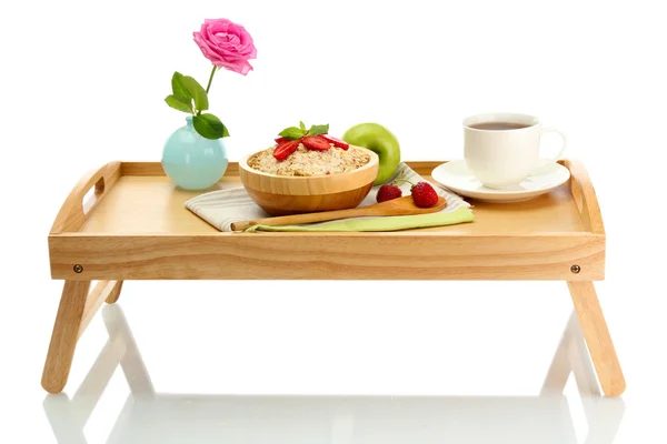 Colazione leggera su vassoio di legno isolato su bianco — Foto Stock