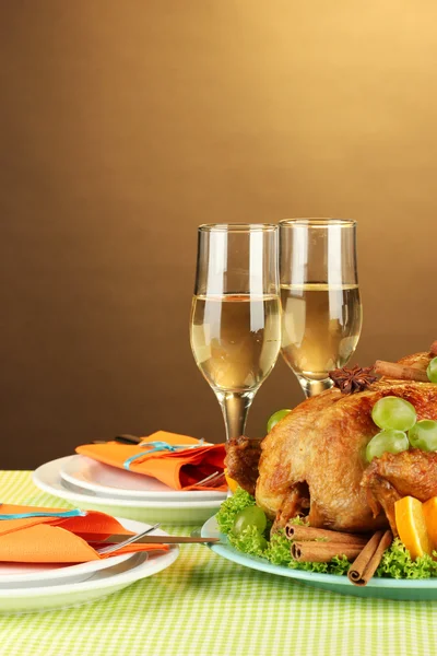 Mesa de banquete con pollo asado sobre fondo marrón primer plano. Día de Acción de Gracias — Foto de Stock