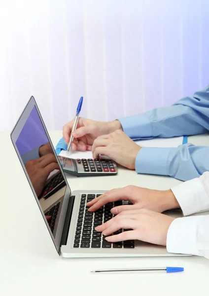 Primer plano de las manos de negocios durante el trabajo en equipo — Foto de Stock