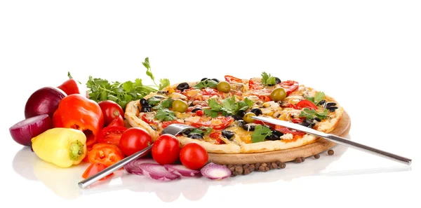 Izole üzerinde beyaz etrafında malzemelerle nefis pizza — Stok fotoğraf