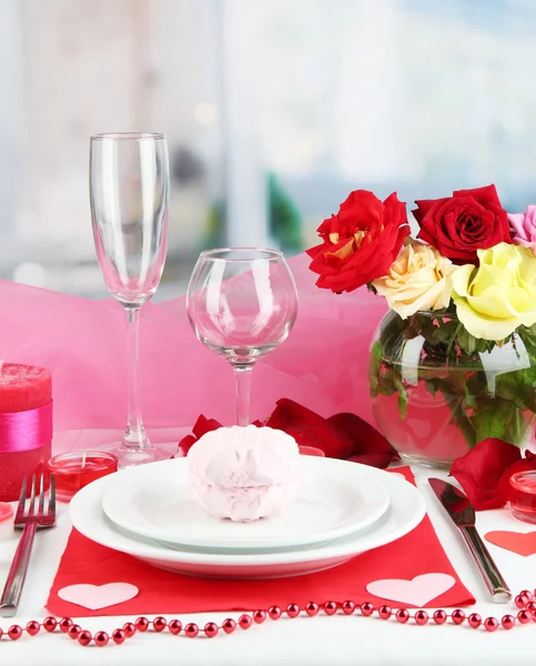 Mesa de ajuste en honor del Día de San Valentín en el fondo de la habitación — Foto de Stock