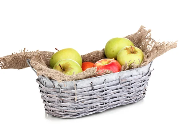 Manzanas maduras en cesta aisladas en blanco — Foto de Stock