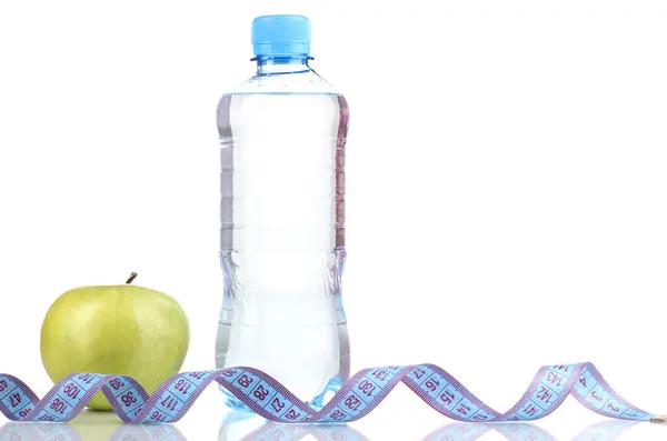 Bouteille d'eau, pomme et ruban à mesurer isolé sur blanc — Photo