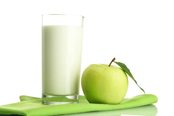 Vaso de kéfir y manzana verde, aislado sobre blanco —  Fotos de Stock