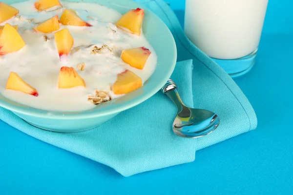 Lekker op dieet zijn eten en glas melk, op blauwe achtergrond — Stockfoto