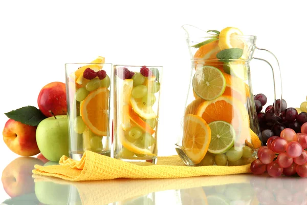 Průhledný džbán a sklenice s citrusových plodů, izolované na bílém — Stock fotografie