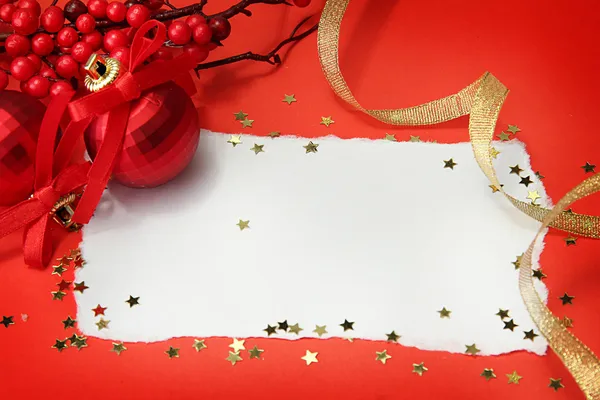 Hermosas bolas brillantes de Navidad y postal vacía sobre fondo rojo —  Fotos de Stock