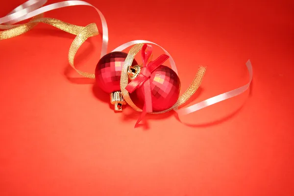 赤の背景の美しい明るいクリスマス ボール — ストック写真