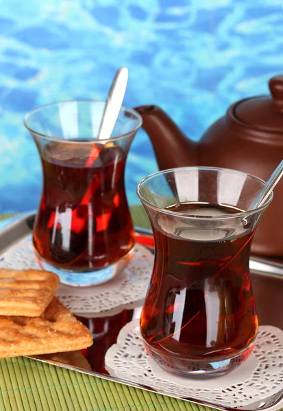 Vaso de té turco y hervidor de agua sobre fondo de color —  Fotos de Stock