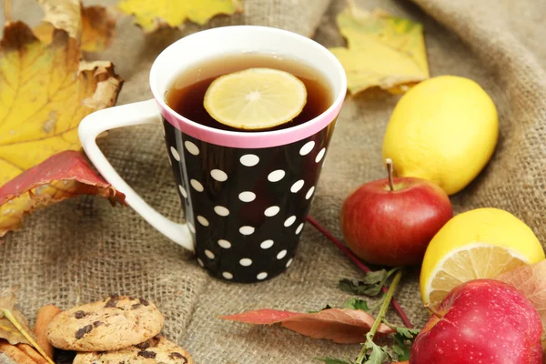 Taza de té caliente y hojas de otoño, sobre fondo de arpillera —  Fotos de Stock