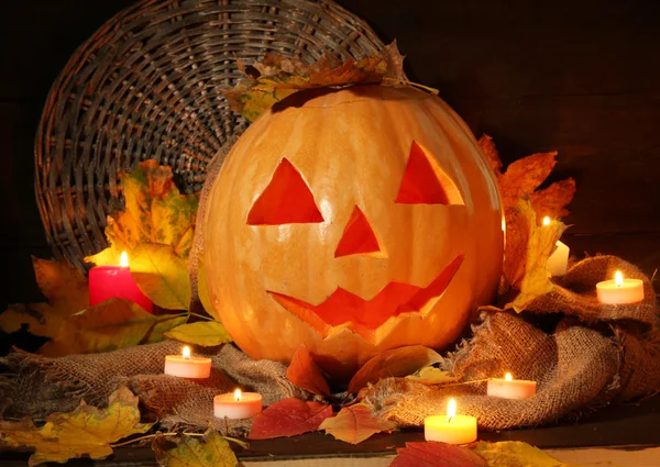 Zucca di Halloween e foglie autunnali, su sfondo di legno — Foto Stock