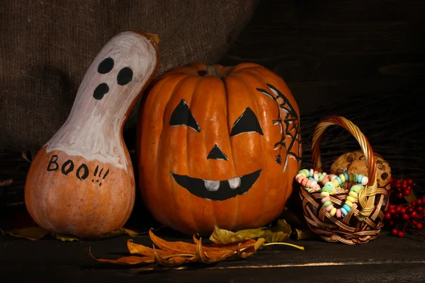 Halloween dynie na ciemnym tle — Zdjęcie stockowe