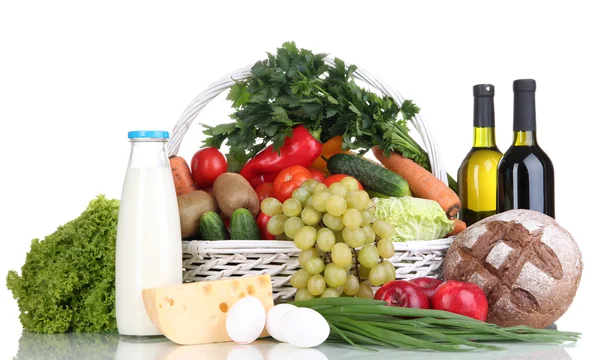 Composición con verduras y frutas en canasta de mimbre aislada sobre blanco — Foto de Stock