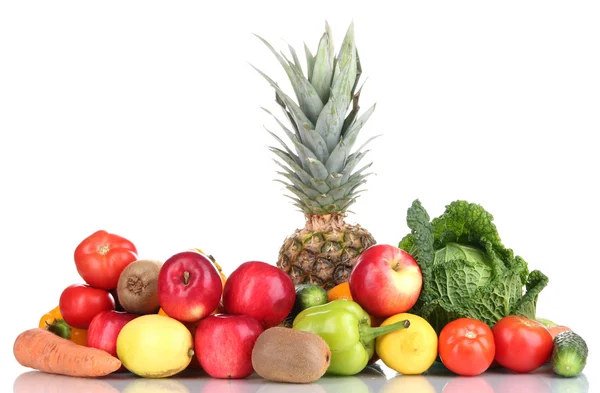Sammansättning med grönsaker och frukter isolerade på vitt — Stockfoto