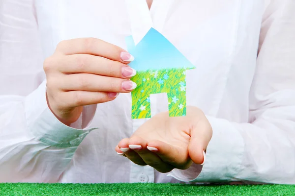 Концепція: жінка руки з паперу будинок, крупним планом — 스톡 사진