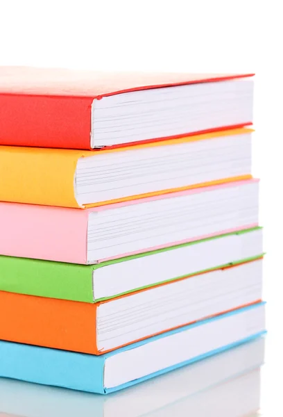 Стопка разноцветных книг, изолированных по белому — стоковое фото