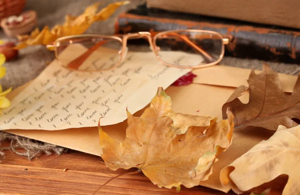 Herfst achtergrond: Romantisch brief, glazen en bladeren — Stockfoto