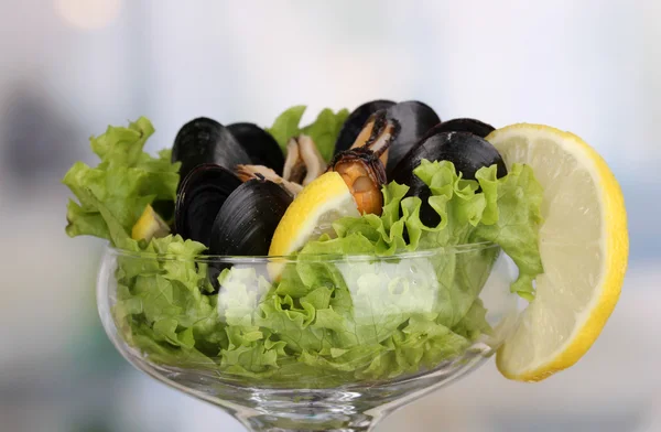 Mellanmål av musslor och citron på vas på rummet bakgrund närbild — Stockfoto