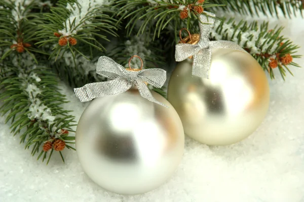 Bolas de Natal em abeto com neve, isolado em branco — Fotografia de Stock