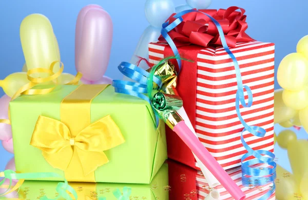 Bunte Geschenkboxen auf blauem Hintergrund — Stockfoto