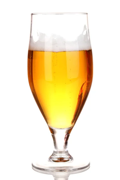 Glas bier geïsoleerd op wit — Stockfoto