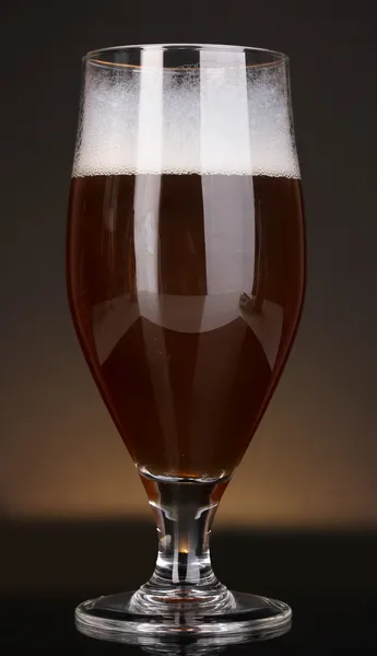 Vaso de cerveza sobre fondo marrón —  Fotos de Stock